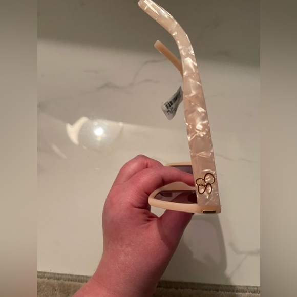 Jessica Simpson Sunglasses - Picture 6 of 9